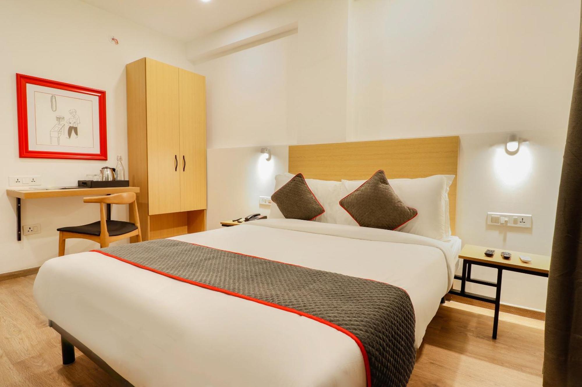 Super Townhouse The Landmark Indore Exterior photo